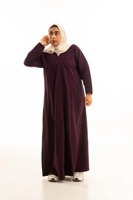 إيماءات التركيز والاستماع لفهم الكلام بشكل واضح, بورتريه لامرأة عربية خليجية سعودية محجبة ترتدي عباءة تضع يدها خلف أذنيها بإيماءات التنصت والتجسس، التركيز على الكلام وسماع الاسرار, الجسم بالطول الكامل, خلفية بيضاء