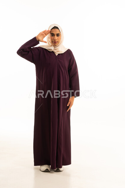 مفهوم القاء التحية، بورتريه لامرأة عربية خليجية سعودية محجبة ترتدي عباءة ترفع كف اليد بايماءات الترحيب و السلام، الجسم بالطول الكامل, خلفية بيضاء