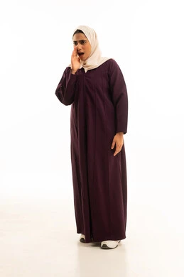 النداء بصوت منخفض والكلام بصوت عالي، بورتريه لامرأة عربية خليجية سعودية محجبة ترتدي عباءة  تضع يدها على فمها بإيماءات تدل على المناداة، مفهوم الدردشات والمحادثات، الجسم بالطول الكامل, خلفية بيضاء