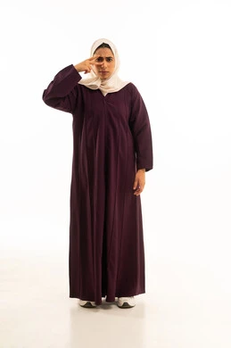 محاولة استراق النظر، بورتريه لامرأة عربية خليجية سعودية محجبة ترتدي العباءة تغطي وجهها بيدها، محاولة استراق النظر, الجسم بالطول الكامل, خلفية بيضاء