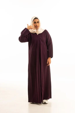 إشارة تعني إتصل بي , التواصل مع الأصدقاء,  بورتريه لامرأة عربيه خليجيه سعوديه محجبه ترتدي العباءة تقوم بإيماءات وجه ويدين تدل على إجراء مكالمه هاتفيه، الجسم بالطول الكامل, خلفية بيضاء