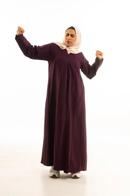 الإحساس بالكسل والخمول و الإرهاق,  بورتريه لامرأة عربيه خليجيه سعوديه محجبه ترتدي العباءة ترفع يدها بإيماءات التثاؤب والنعاس، الشعور بالتعب والحاجة الى النوم والراحة، الجسم بالطول الكامل, خلفية بيضاء