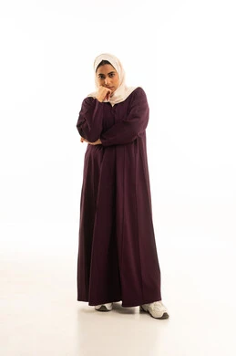 التفكير لإيجاد حل مشكلة ما، شرود الذهن والتأمل والتخطيط للمستقبل,  بورتريه لامرأة عربيه خليجيه سعوديه محجبه ترتدي العباءة تنظر الى الكاميرا بإيماءات التركيز، مواجهة المشكلات والتحديات في الحياة العملية، خلفية بيضاء