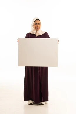 لوحة توضيحية ووسيلة تعليمية, بورتريه لإمرأة عربية خليجية سعودية محجبة ترتدي عباءة بنية تحمل بيدها موك اب مستطيل أبيض, الجسم بالطول الكامل, خلفية بيضاء