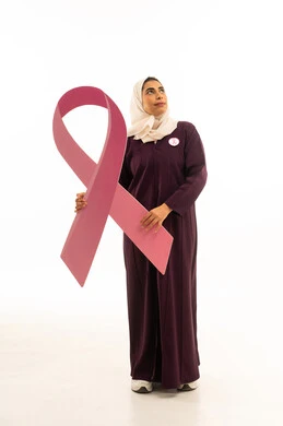 النظر الى شىء ما فى الاعلى, بورتريه لإمرأة عربية خليجية سعودية محجبة ترتدي العباءة و شعار الحملة العالمية لسرطان الثدى, الجسم بالطول الكامل, خلفية بيضاء النظر الى شىء ما فى الاعلى, بورتريه لإمرأة عربية خليجية سعودية محجبة ترتدي العباءة و شعار الحملة العالمية لسرطان الثدى, الجسم بالطول الكامل, خلفية بيضاء