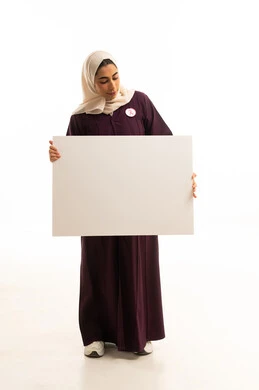 بورتريه لإمرأة عربية خليجية سعودية محجبة ترتدي عباءة بنية تحمل بيدها موك اب مستطيل أبيض, لوحة توعوية مستطيلة فارغة, الجسم بالطول الكامل, خلفية بيضاء