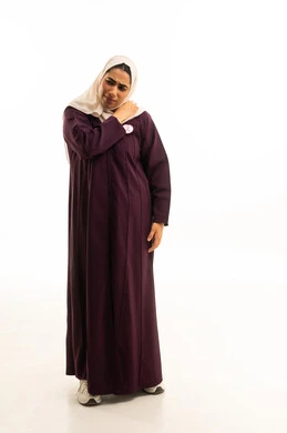 بورتريه لامرأة عربية خليجية سعودية محجبة ترتدي العباءة البنية تعاني من التهاب العضلات والمفاصل, الشعور بالتعب و المرض, الحاجه للعلاج وطلب المساعده,  الجسم بالطول الكامل, خلفية بيضاء