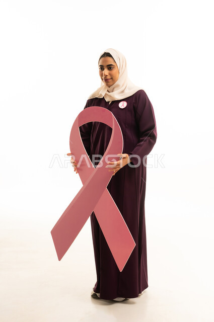 الحملة التوعويه بالمرض الخبيث, بورتريه لامرأة عربية خليجية سعودية مبتسمة محجبة ترتدي العباءة البنية  و شعار التوعيه بالكشف المبكر، الحملة التوعويه بالمرض الخبيث، الجسم بالطول الكامل, خلفية بيضاء