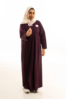 رمز الحملة العالمية لسرطان الثدي, بورتريه لامرأة عربية خليجية سعودية مبتسمة محجبة ترتدي العباءة البنية  و شعار التوعيه بالكشف المبكر، الحملة التوعويه بالمرض الخبيث، الجسم بالطول الكامل, خلفية بيضاء