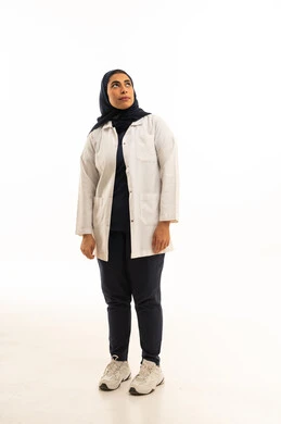 التأمل والنظر للاعلى، الاناقة والاهتمام بالظهر الخارجي، بورتريه  لامرأة عربية خليجية سعودية محجبة ترتدي الزى الكاجوال تنظر الى شىء ما, الجسم بالطول الكامل, خلفية بيضاء