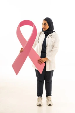 بورتريه لطبيبة عربية خليجية سعودية محجبة ترتدي البالطو الابيض و السماعة الطبية تحمل الشعارالوردى للتوعيه بالكشف المبكر لسرطان الثدى, الجسم بالطول الكامل, خلفية بيضاء