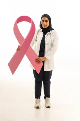 تحدي المرض الخبيث, بورتريه لامرأة عربية خليجية سعودية محجبة ترتدي الزى الكاجوال و السماعة الطبية تحمل شعار التوعيه بالكشف المبكر لسرطان الثدي تنظر الى الكاميرا, الجسم بالطول الكامل, خلفية بيضاء