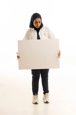 موك اب مستطيل أبيض, بوتريه لامرأة عربية خليجية سعودية محجبة ترتدي الزى الكاجوال و شعار الحملة العالمية لسرطان الثدى تحمل بيدها  لوحة توعوية مستطيلة فارغة, خلفية بيضاء