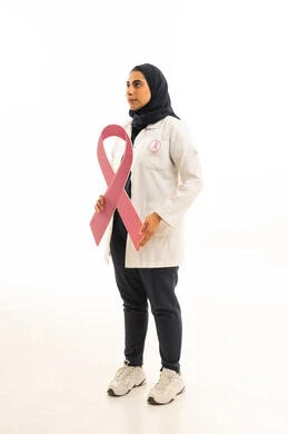 تقديم المساعدة والدعم من خلال الكشف المبكر عن سرطان الثدي، بوتريه من الجانب لامرأة عربية خليجية سعودية محجبة ترتدي الزى الكاجوال تمسك بيديها شعار الحملة العالمية, خلفية بيضاء