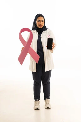 عرض شاشة سوداء عبر الجوال، شعار اليوم العالمي للتوعيه بالكشف المبكر لسرطان الثدي،   بوتريه لامرأة عربية خليجية سعودية محجبة ترتدي الزى الكاجوال تمسك بيديها شعار الحملة العالمية و الهاتف المحمول، خلفية بيضاء