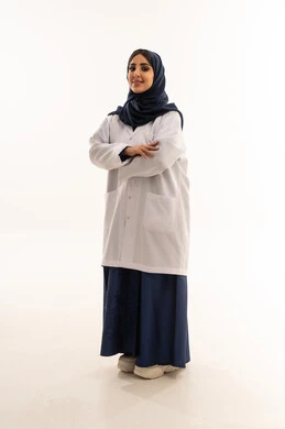 طبيبة عربية خليجية سعودية محجبة ترتدي المعطف الابيض الطبي عاقدة ذراعيها , الجسم بالول الكامل , خلفية بيضاء , نظرة امامية للكاميرا