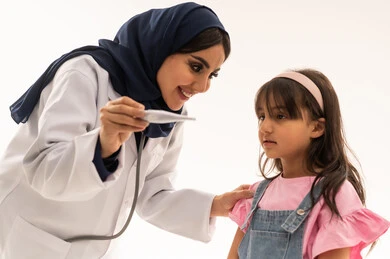 ايماءات السعادة بعد الاطمئنان على درجة حرارة الفتاة الصغيرة , طبيبة عربية سعودية خليجية ترتدي المعطف الطبي الابيض تعرض للطفلة الصغيرة الاخبار السعيدة , طفلة عربية خليجية سعودية ترتدي الزي الكاجوال تشاهد درجة الحرارة الطبيعية للجسد , بورتريه مقرب , خلفية بيضاء