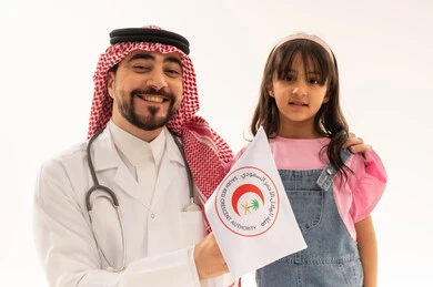 طبيب عربي سعودي خليجي يرتدي الزي التقليدي في المملكة يحمل راية هيئة الهلال الاحمر السعودي البيضاء , طفلة عربية خليجية سعودية ترتدي الزي الكاجوال تقف بسعادة بجانب الطبيب الكفء , بورتريه مقرب , خلفية بيضاء