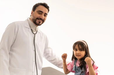 رفع اليدين للاعلى علامة على الانتهاء من الرحلة العلاجية والانتصار على المرض , طبيب عربي خليجي سعودي يرتدي معطف طبي ابيض يقف بجانب الطفلة , طفلة عربية خليجية سعودية صغيرة ترتدي الزي الكاجوال تحتفل بانتهاء رحلة العلاج و الشفاء التام ,بورتريه مقرب ,خلفية بيضاء