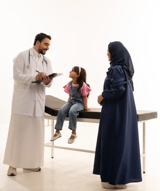حديث جدي بين الاطباء لمتابعة احوال المريض ,طبيب عربي سعودي خليجي يرتدي المعطف الابيض الطبي يتحدث مع الطبيبة المقيمة لتقييم الحالة الصحية ,طفلة عربية خليجية سعودية ترتدي الزي الكاجوال تنظر الي طبيبها في ثقة و اطمئنان ,مفهوم الجدية في العمل ,بورتريه خلفية بيضاء الجسم بالطول الكامل