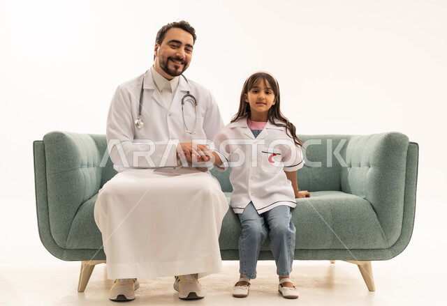 طفلة عربية خليجية سعودية صغيرة ترتدي زي الطبيب الصغير تحلم ان تصبح طبيبة متميزة أسوة بطبيبها , طبيب عربي سعودي خليجي يرتدي المعطف الطبي الابيض يمسك بيد الطفلة بعد انتهاء الفحص , بورتريه خلفية بيضاء الجسم بالطول الكامل