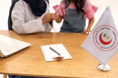 كتابة الوصفات الطبية المناسبة لحالة كل مريض ,بورتريه مقرب لطفلة صغيرة عربية خليجية سعودية ترتدي الزي الكاجوال تمسك يد طبيبة عربية خليجية سعودية للتأكد من سلامتها ,خلفية بيضاء