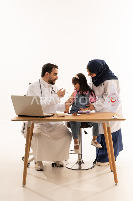 تلقي العلاج بهدوء و امان مع الكفاءات الطبة المؤهلة و المدربة ,طبيب عربي خليجي سعودي يرتدي المعطف الابيض يوم باعطاء ابرة علاجية لطفلة صغيرة ,طبيبة عربية خليجية سعودية محجبة تقف بجانب الطفلة لتشعر بالامان ,بورتريه خلفية بيضاء الجسم بالطول الكامل