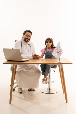 بورتريه الجسم بالطول الكامل ,الشعور بالراحة بعد الاطمئنان على الصحة ,طفلة عربية خليجية سعودية ترتدي الزي الكاجوال ممسكة بيد الطبيب المؤهل ,طبيب عربي خليجي سعودي يرتدي المعطف الطبي الابيض يمارس المهنة بكفاءة ,خلفية بيضاء