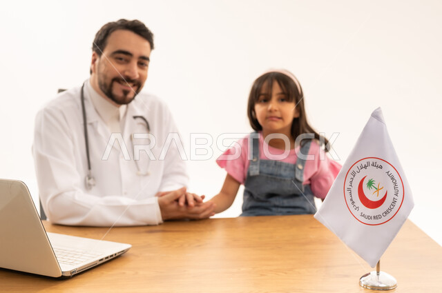 بورتريه مقرب خلفية بيضاء ,طبيب عربي سعودي خليجي يرتدي المعطف الطبي الابيض ينظر للكاميرا بابتسامة بعد فحص المريضة ,طفلة عربية خليجية سعودية ترتدي الزي الكاجوال تشعر بالاطمئنان مع طبيبها بعد الانتهاء من الفحص وسماع تعليمات الطبيب ,مفهوم الثقة المتبادلة