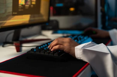 العاب الكترونية مختلفة فبي مراكز الالعاب , انشطة شبابية مسلية , استخدامات متعددة للاجهزة التقنية , صورة مقربة