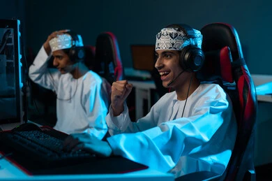 شاب عربي خليجي عماني يرتدي الدشداشة البيضاء و الكمة المطرزة يضع يده فوق راسه علامة على الخسارة والحسرة , رجل عربي عماني خليجي يرفع قبضة اليد للاعلى اشارة الى الفوز و النصر , ايماءات السعادة بالفوز و الحزن بالخسارة