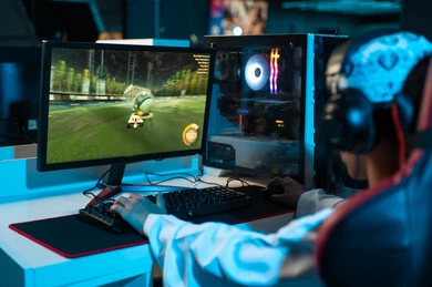 العاب الكترونية مثيرة , شاب عربي خليجي عماني يرتدي الدشداشة البيضاء و الكمة المطرزة ينقر على لوحة المفاتيح بحماس , صورة خلفية , العاب جماعية عبر الانترنت