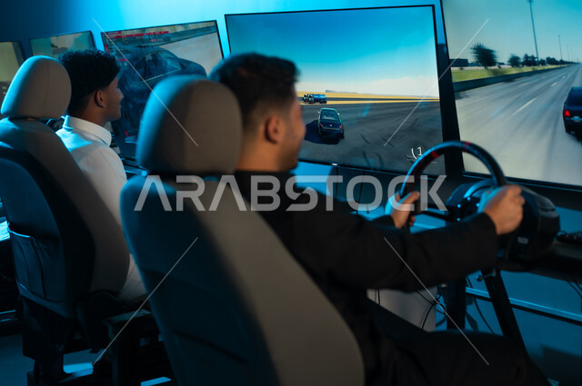 التنافس بين الاصدقاء على الفوز بالسباق , رجلان عربيان خليجيان سعوديان يرتديان الثوب الابيض و الاسود يتشاركان الاوقات المرحة داخل مراكز الالعاب الالكترونية , الجلوس خلف المقود , صورة خلفية