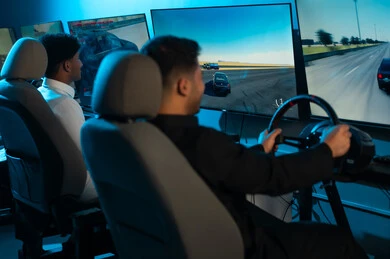 التنافس بين الاصدقاء على الفوز بالسباق , رجلان عربيان خليجيان سعوديان يرتديان الثوب الابيض و الاسود يتشاركان الاوقات المرحة داخل مراكز الالعاب الالكترونية , الجلوس خلف المقود , صورة خلفية