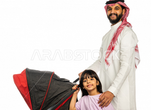 بورتريه لرجل عربي خليجي سعودي يجرعربة الأطفال برفقة ابنته الصغيرة بإيماءات تدل على السعادة و المحبة ، ترابط عاطفي ، مفهوم الأسرة السعيدة ، نزهة و جولة عائلية ، قضاء أوقات عائلية ممتعة