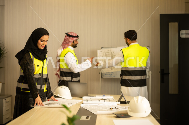متابعة تنفيذ الخطط الهندسية الموضوعة، التخطيط ووضع المخططات المعمارية، مجموعة مهندسون عرب خليجيون سعوديون يعملون على مناقشة مخطط الإنشاء وتحديد القياسات بدقة داخل مقر الشركة، الشركات المختصة بورشات البناء والمقاولات