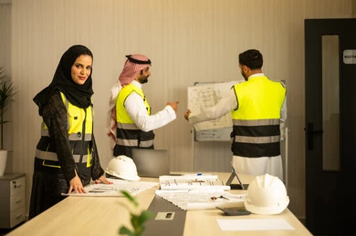 التخطيط ووضع المخططات المعمارية، مجموعة مهندسون عرب خليجيون سعوديون يعملون على مناقشة مخطط الإنشاء وتحديد القياسات بدقة داخل مقر الشركة، متابعة تنفيذ الخطط الهندسية الموضوعة، الشركات المختصة بورشات البناء والمقاولات