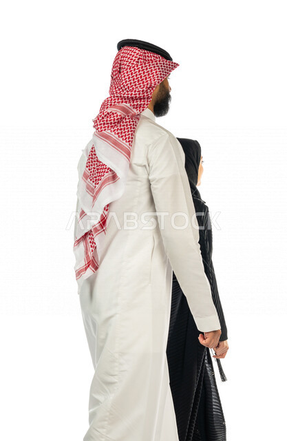 بورتريه لزوجان عربيان خليجيان سعوديان يسيران معا ، مفهوم الأسرة السعيدة ، قضاء زيارات عائلية ، نزهة و جولة عائلية ، علاقات إجتماعية ، قضاء أوقات عائلية ممتعة