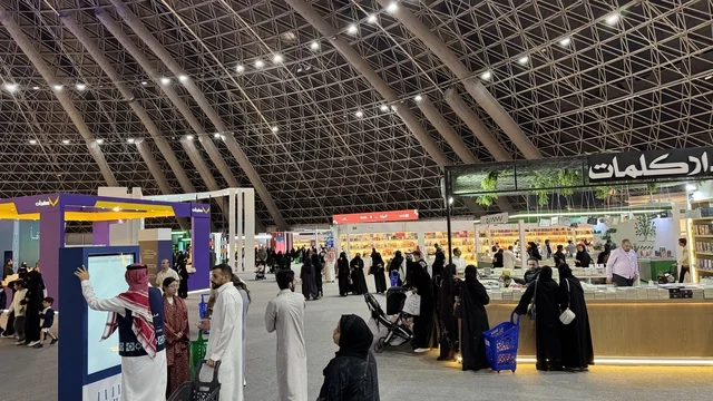تفاعل الزوار من مختلف الفئات العمرية، معرض الكتاب الدولي في جدة 16 من ديسمبر 2025 ، المعالم والأماكن السياحية الثقافية المشهورة، معارض المملكة العربية السعودية، قضاء أوقات ممتعة في شراء الروايات المفيدة للتعلم والتثقف، استقطاب وجذب السياح من أنحاء العالم ، فعاليات موسم الرياض