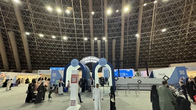 تفاعل الزوار من مختلف الفئات العمرية، معرض الكتاب الدولي في جدة 16 من ديسمبر 2025 ، المعالم والأماكن السياحية الثقافية المشهورة، معارض المملكة العربية السعودية، قضاء أوقات ممتعة في شراء الروايات المفيدة للتعلم والتثقف، استقطاب وجذب السياح من أنحاء العالم ، فعاليات موسم الرياض