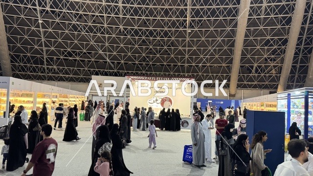 معرض الكتاب الدولي في جدة 16 من ديسمبر 2025 ، تفاعل الزوار من مختلف الفئات العمرية، المعالم والأماكن السياحية الثقافية المشهورة، معارض المملكة العربية السعودية، قضاء أوقات ممتعة في شراء الروايات المفيدة للتعلم والتثقف، استقطاب وجذب السياح من أنحاء العالم ، فعاليات موسم الرياض