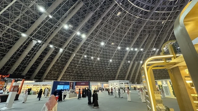 معرض الكتاب الدولي في جدة 16 من ديسمبر 2025 ، تفاعل الزوار من مختلف الفئات العمرية، المعالم والأماكن السياحية الثقافية المشهورة، معارض المملكة العربية السعودية، قضاء أوقات ممتعة في شراء الروايات المفيدة للتعلم والتثقف، استقطاب وجذب السياح من أنحاء العالم ، فعاليات موسم الرياض