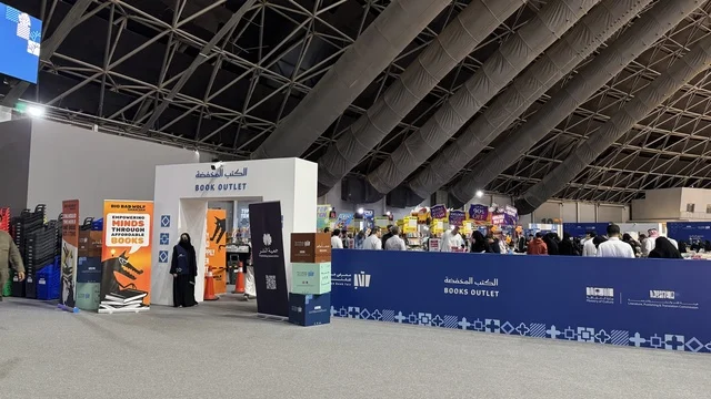 فعاليات موسم الرياض، مدخل معرض الكتاب الدولي في جدة 16 من ديسمبر 2025 ، قضاء أوقات ممتعة في شراء الروايات المفيدة للتعلم والتثقف ، تفاعل الزوار من مختلف الفئات العمرية، المعالم والأماكن السياحية الثقافية المشهورة فى المملكة العربية السعودية، استقطاب وجذب السياح من أنحاء العالم