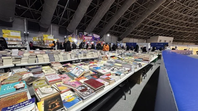 مجموعة من الكتب التثقيفية والروايات بداخل معرض الكتاب الدولي في جدة 16 من ديسمبر 2025 ، تفاعل الزوار من مختلف الفئات العمرية، المعالم والأماكن السياحية الثقافية المشهورة، معارض المملكة العربية السعودية، استقطاب وجذب السياح من أنحاء العالم ، فعاليات موسم الرياض