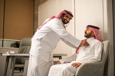 قياس معدل ضربات القلب, مفهوم الطب والرعاية الصحية, المتابعة الدورية لفحص نبضات القلب, طبيب عربي خليجي سعودي يرتدي المعطف الطبي يقوم باستخدام سماعه الفحص الطبية للمريض