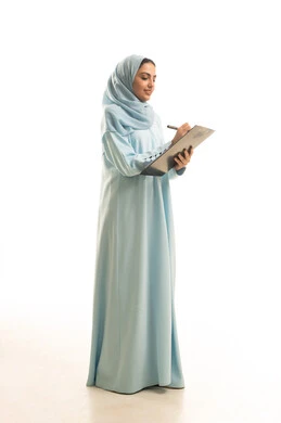 تدوين وتسجيل المعلومات على الورق، تنظيم وإدارة الأعمال, بورترية لامرأة عربية خليجية سعودية محجبة ترتدي العباءة تمسك بيدها قلما وتقوم بكتابة الملاحظات، كتابة المهام و الاهداف اليومية، خلفية الجسم بالطول الكامل، خلفية بيضاء