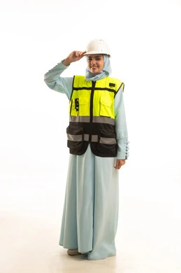 الوقوف بايماءت الثقة، مفهوم ادارة المشاريع الهندسية, وظائف ومهن نسائية, العمل في القطاع الهندسي, بورتريه لمهندسة معمارية عربية خليجية سعودية ترتدي خوذة الحماية والسترة تنظر الى الكاميرا بتعابير السرور، الجسم بالطول الكامل، خلفية بيضاء