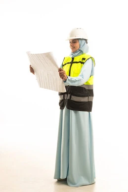 ايماءات الاندماج و التركيز، العمل في مجال الهندسة، الإشراف على مخططات المشاريع الهندسية، مفهوم الانشاءات المعمارية، بورتريه لمهندسة معمارية عربية سعودية خليجية ترتدي العباءة و ستره و خوذة الحماية تحمل بيدها مخطط البناء، مهنة ووظيفة نسائية في المملكة العربية السعودية، خلفية بيضاء