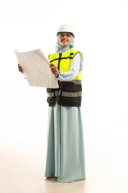 النظر الى شيء ما، العمل في مجال الهندسة، الإشراف على مخططات المشاريع الهندسية، مفهوم الانشاءات المعمارية، بورتريه لمهندسة معمارية عربية سعودية خليجية ترتدي العباءة و ستره و خوذة الحماية تحمل بيدها مخطط البناء، مهنة ووظيفة نسائية في المملكة العربية السعودية، خلفية بيضاء