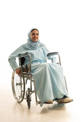 العنايه بأصحاب الهمم وتأمين احتياجاتهم الخاصة، توفير اجهزة ومعدات تساعد بالحركة والتنقل، بورتريه لإمرأة مريضة عربية سعودية خليجية ترتدي الحجاب والعباءة تجلس على كرسي متحرك، شعور المعاقين بالإنتماء والتقدير والإحترام في السعوديه، خلفيه بيضاء